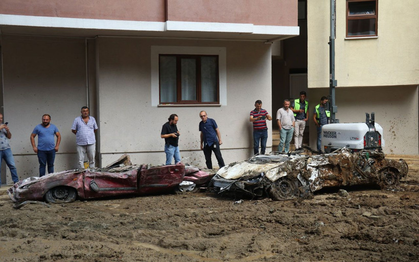 Rize'de çöken istinat duvarının altında kalan araçlar kağıt gibi ezildi 450 kamyon toprak kalktı - Resim: 3