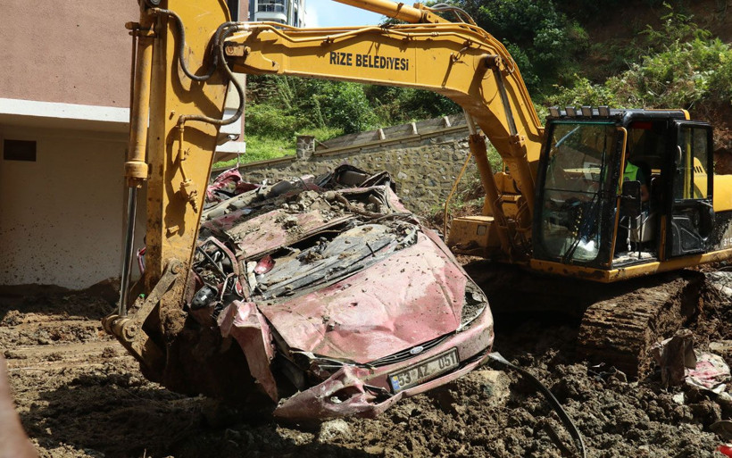 Rize'de çöken istinat duvarının altında kalan araçlar kağıt gibi ezildi 450 kamyon toprak kalktı - Resim: 1
