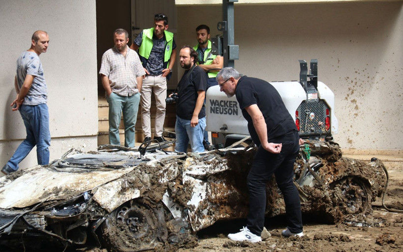 Rize'de çöken istinat duvarının altında kalan araçlar kağıt gibi ezildi 450 kamyon toprak kalktı - Resim: 2