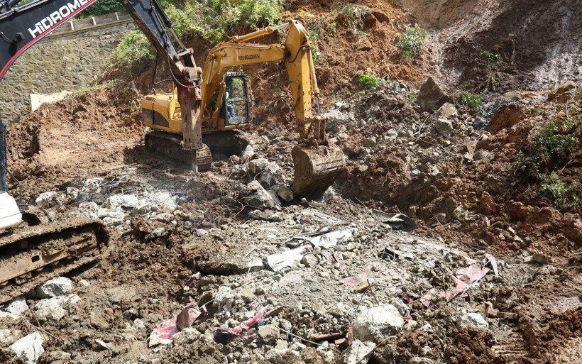 Rize'de çöken istinat duvarının altında kalan araçlar kağıt gibi ezildi 450 kamyon toprak kalktı - Resim: 4