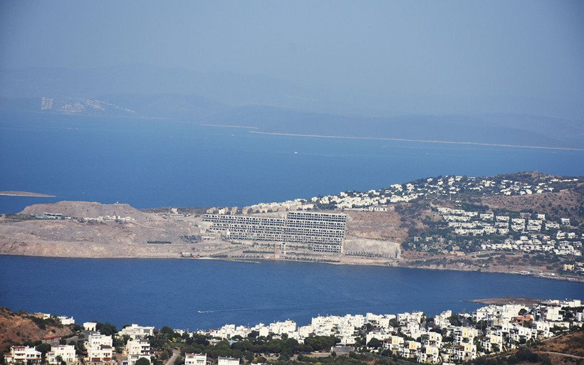Muğla Bodrum'da rezidans ve villa inşaatındaki yıkımı bakanlık sürdürüyor - Resim: 1