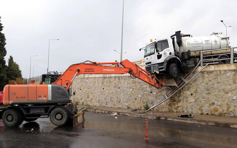 Aydın Kuşadası'nda vidanjör köprülü kavşakta asılı kaldı - Resim: 1