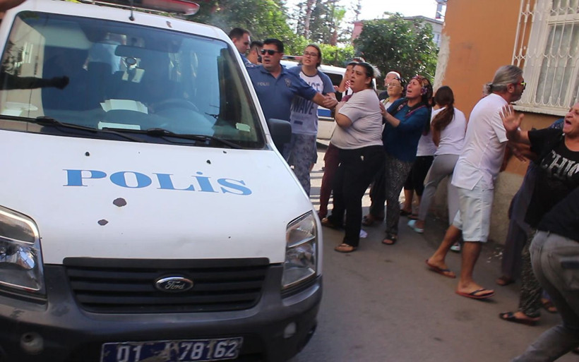 Adana'da cinayet zanlısının evinin taşınmasında arbede - Resim: 1