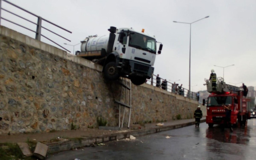 Aydın Kuşadası'nda vidanjör köprülü kavşakta asılı kaldı - Resim: 2