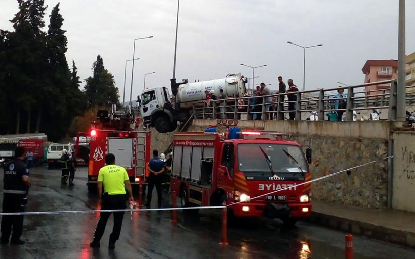 Aydın Kuşadası'nda vidanjör köprülü kavşakta asılı kaldı - Resim: 3