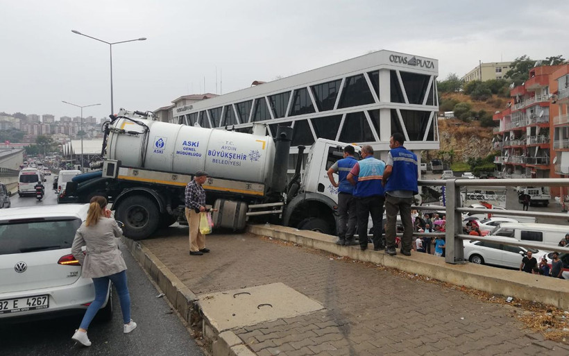 Aydın Kuşadası'nda vidanjör köprülü kavşakta asılı kaldı - Resim: 4