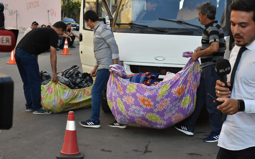 Diyarbakır'da HDP önündeki oturma eyleminde battaniye gerginliği - Resim: 1