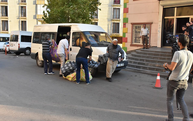 Diyarbakır'da HDP önündeki oturma eyleminde battaniye gerginliği - Resim: 2