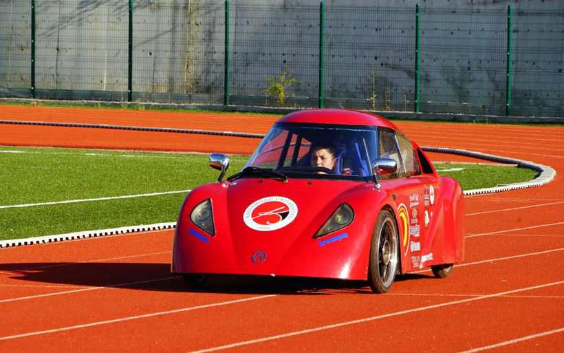 Üniversiteli öğrenciler 1 TL ile 100 km gidebilen elektrikli araba ürettiler - Resim: 3
