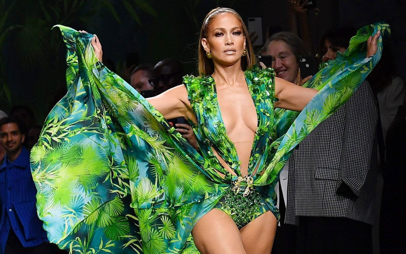 Jennifer Lopez podyumda ağızları açık bıraktı kıyafeti yıktı geçti - Resim: 4