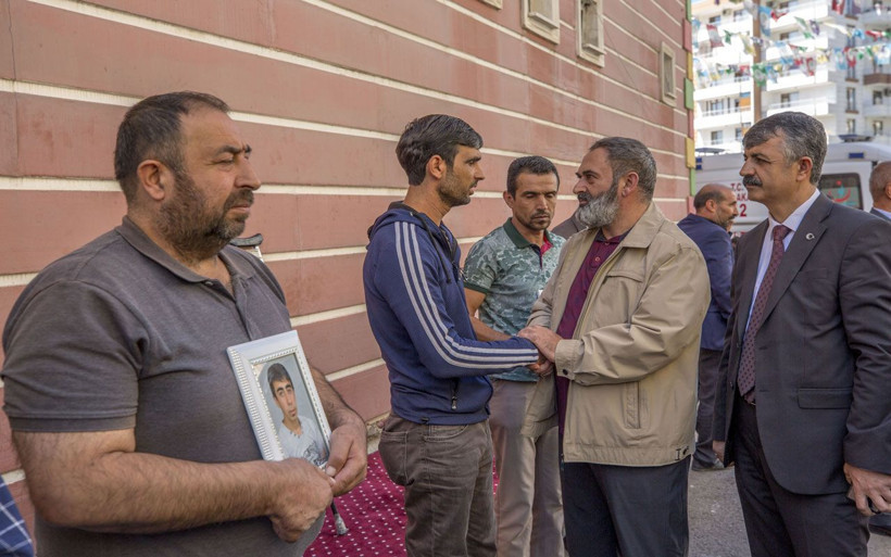 Sanatçı ve şair Dursun Ali Erzincanlı'dan Diyarbakır annelerine destek - Resim: 1