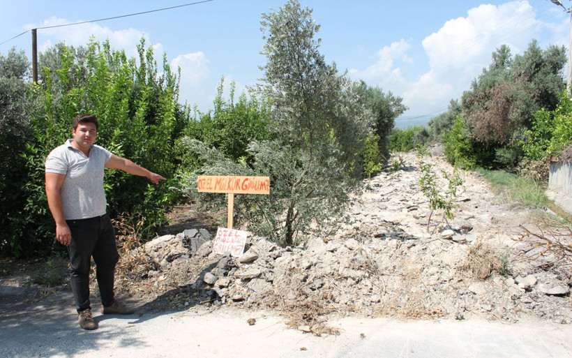 İş makinesiyle asfalt yolu söküp girişine tabela koydu Hiç kimseyi geçirmiyor - Resim: 2