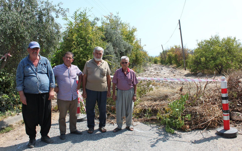 İş makinesiyle asfalt yolu söküp girişine tabela koydu Hiç kimseyi geçirmiyor - Resim: 3