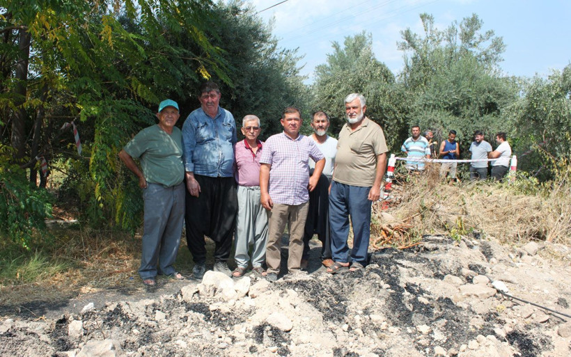İş makinesiyle asfalt yolu söküp girişine tabela koydu Hiç kimseyi geçirmiyor - Resim: 4