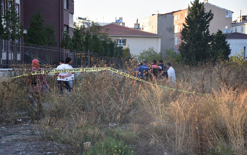 İstanbul Güngören'de okulun yanındaki boş arazide ceset bulundu - Resim: 2