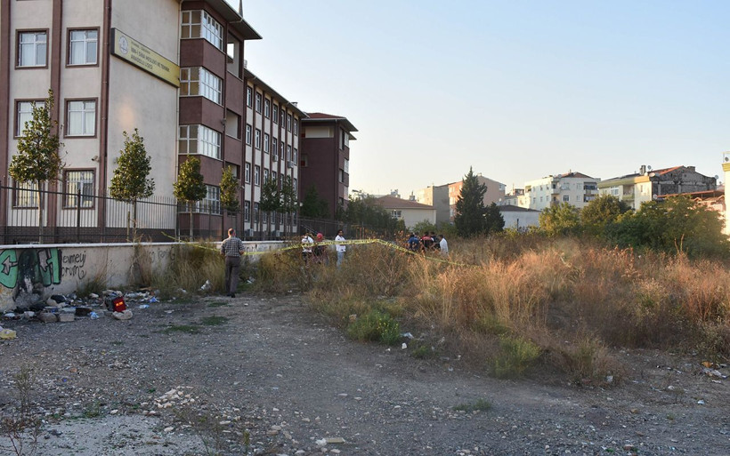 İstanbul Güngören'de okulun yanındaki boş arazide ceset bulundu - Resim: 1