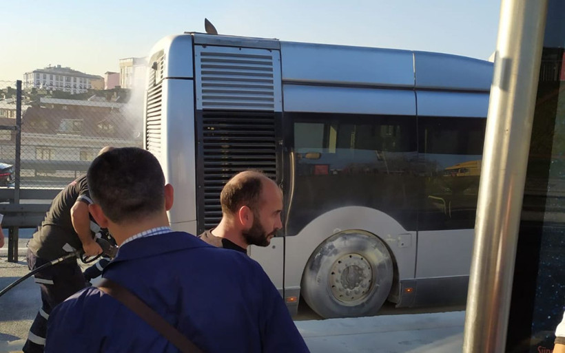 İstanbul'da metrobüste yangın Seferler aksadı - Resim: 1