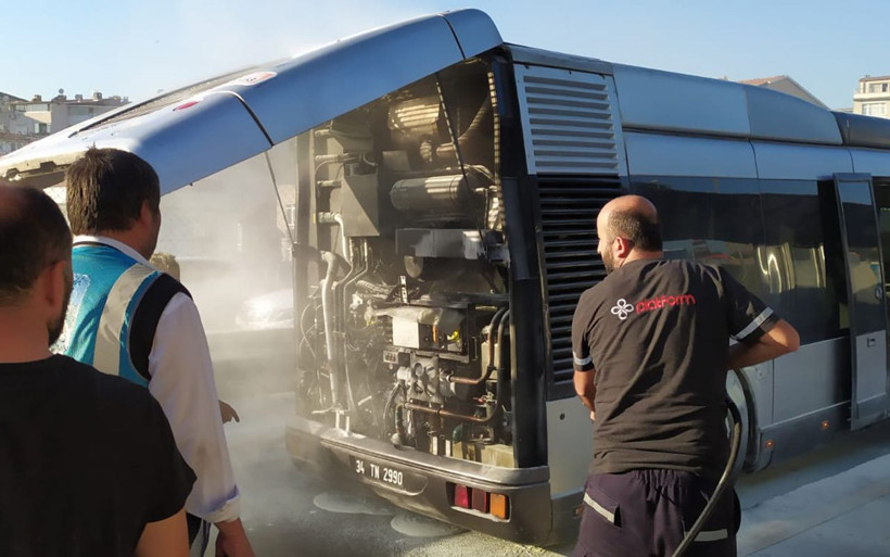 İstanbul'da metrobüste yangın Seferler aksadı - Resim: 2