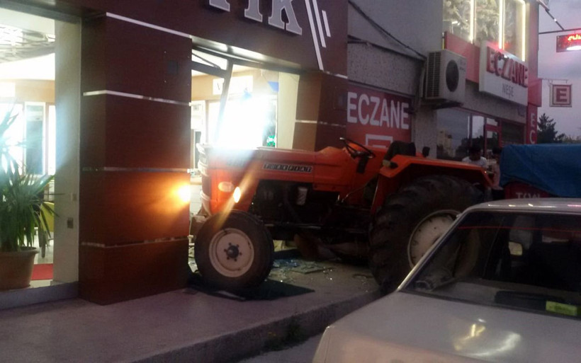 Kayseri'de genç kız babasının traktörüyle iş yerine girdi - Resim: 2