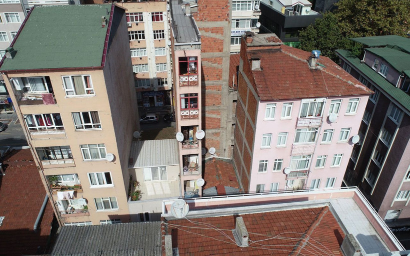 İzmit'te mimarisi ile görenleri hem şaşırtan hem de korkutan ilginç bina - Resim: 2