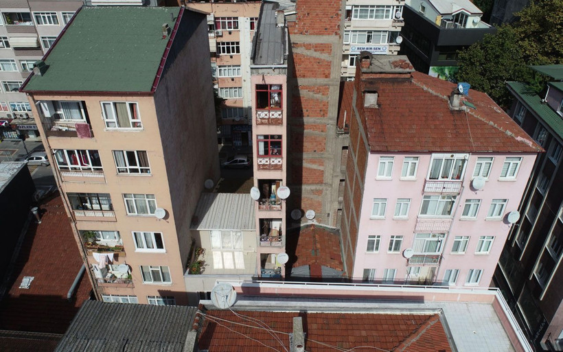 İzmit'te mimarisi ile görenleri hem şaşırtan hem de korkutan ilginç bina - Resim: 1