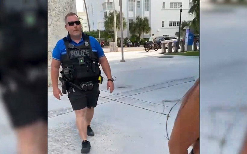 3 mankenin iç çamaşırlarıyla kelepçeli hali olay oldu polisin başı yandı - Resim: 3