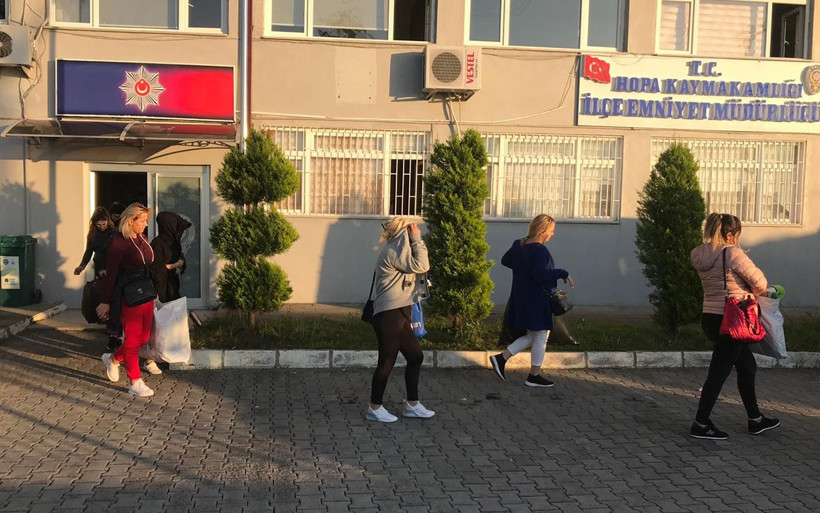 Artvin'de fuhuş operasyonu 33 kadın sınır dışı edildi - Resim: 2