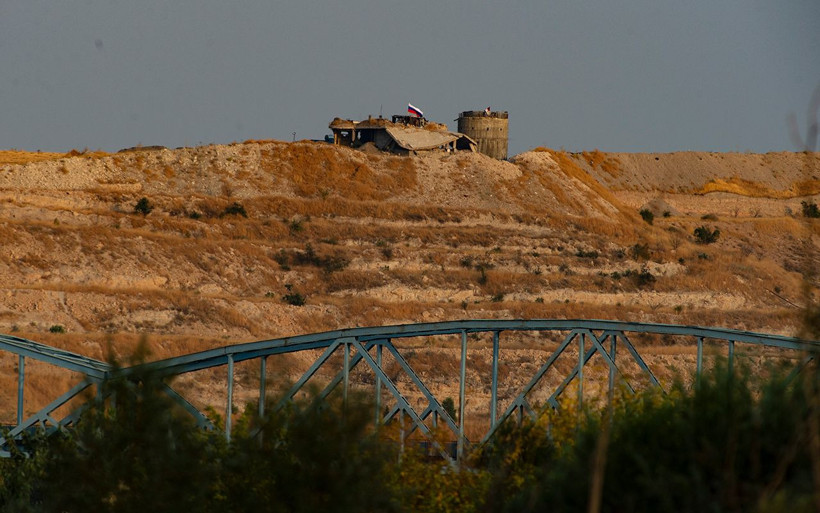 YPG kendini kamufle etmek için sınıra Rusya bayrağı astı - Resim: 1