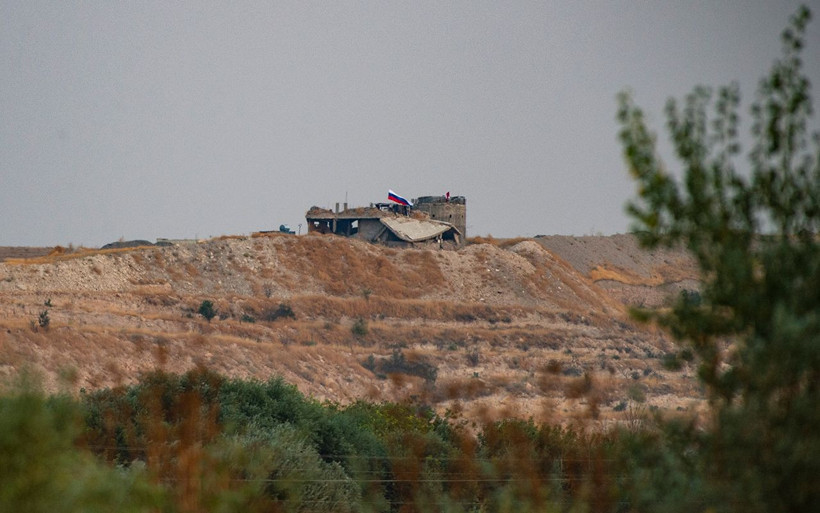 YPG kendini kamufle etmek için sınıra Rusya bayrağı astı - Resim: 2