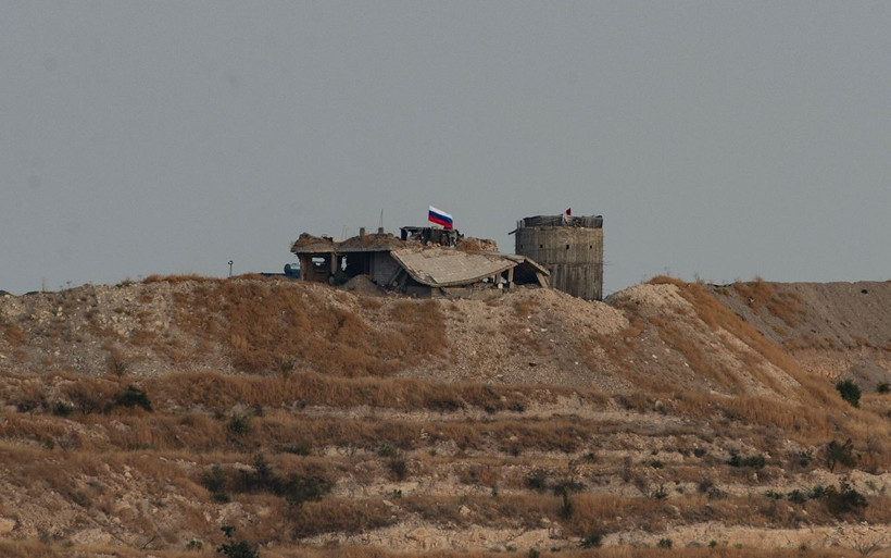 YPG kendini kamufle etmek için sınıra Rusya bayrağı astı - Resim: 3