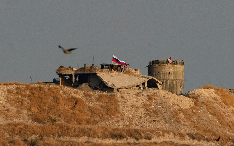 YPG kendini kamufle etmek için sınıra Rusya bayrağı astı - Resim: 4