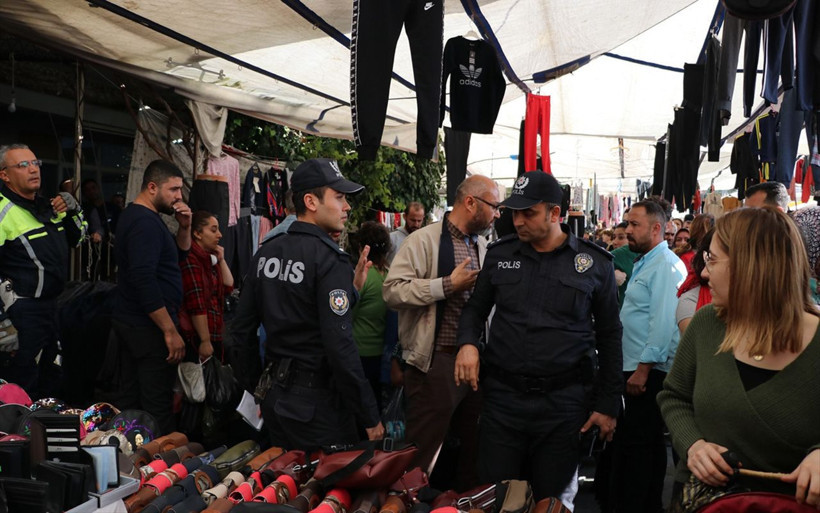 Denizli Pamukkale'de pazarda bıçaklı kavga 3 yaralı - Resim: 2