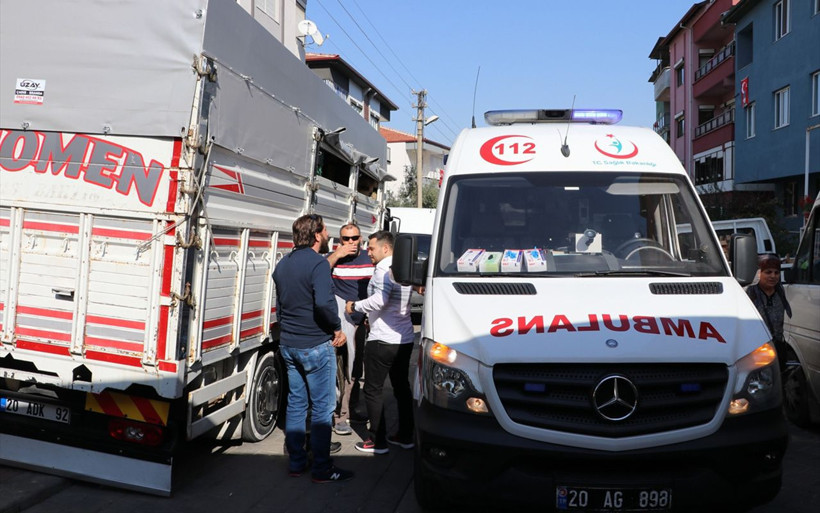 Denizli Pamukkale'de pazarda bıçaklı kavga 3 yaralı - Resim: 4