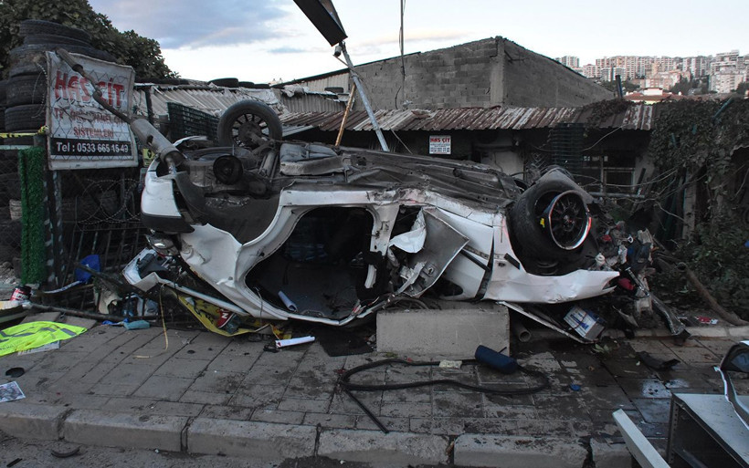 İzmir'de takla atan otomobildeki 2 kişi öldü 1 kişi yaralandı - Resim: 1