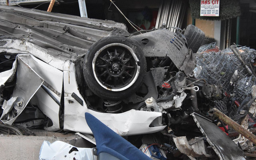İzmir'de takla atan otomobildeki 2 kişi öldü 1 kişi yaralandı - Resim: 2