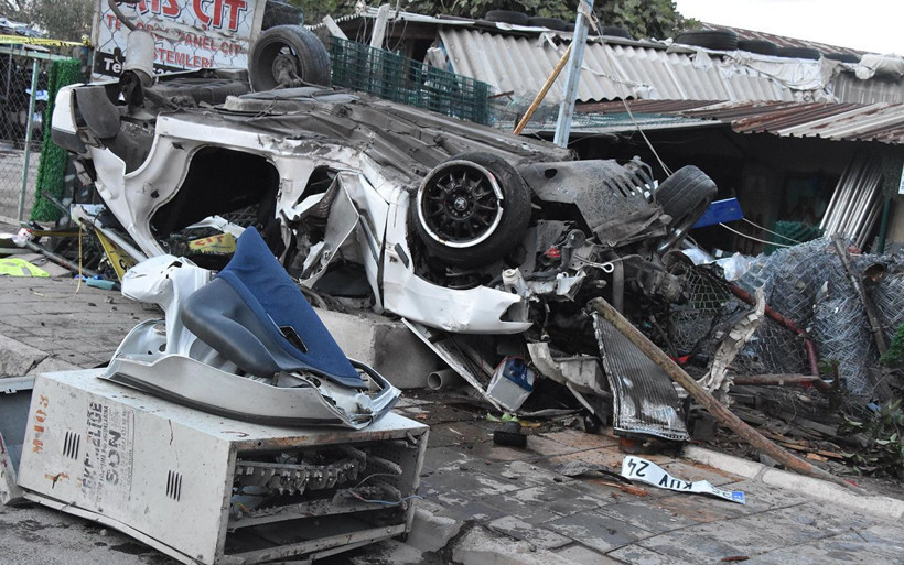 İzmir'de takla atan otomobildeki 2 kişi öldü 1 kişi yaralandı - Resim: 4