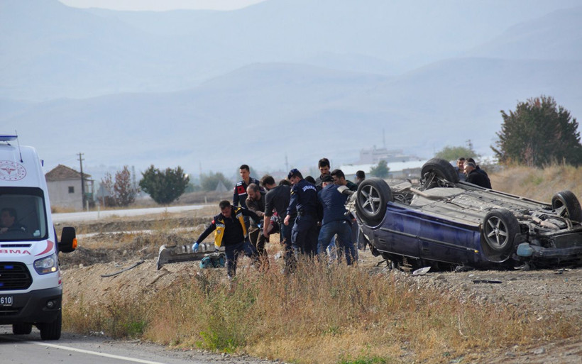 Afyonkarahisar’da feci kaza Gelin ve kayınvalide öldü 3 yaralı - Resim: 1