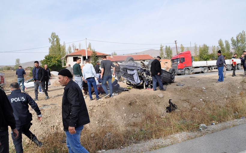 Afyonkarahisar’da feci kaza Gelin ve kayınvalide öldü 3 yaralı - Resim: 3