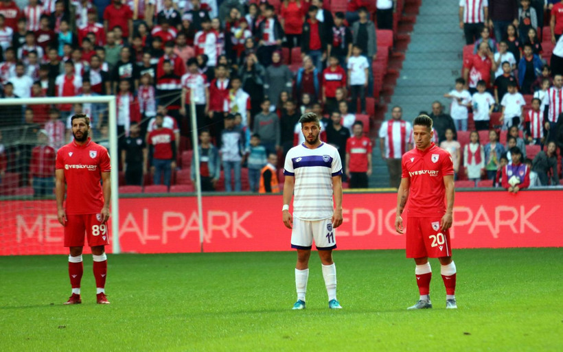 Futbolcular maç oynanırken 1 dakikalık saygı duruşunda bulundu - Resim: 2