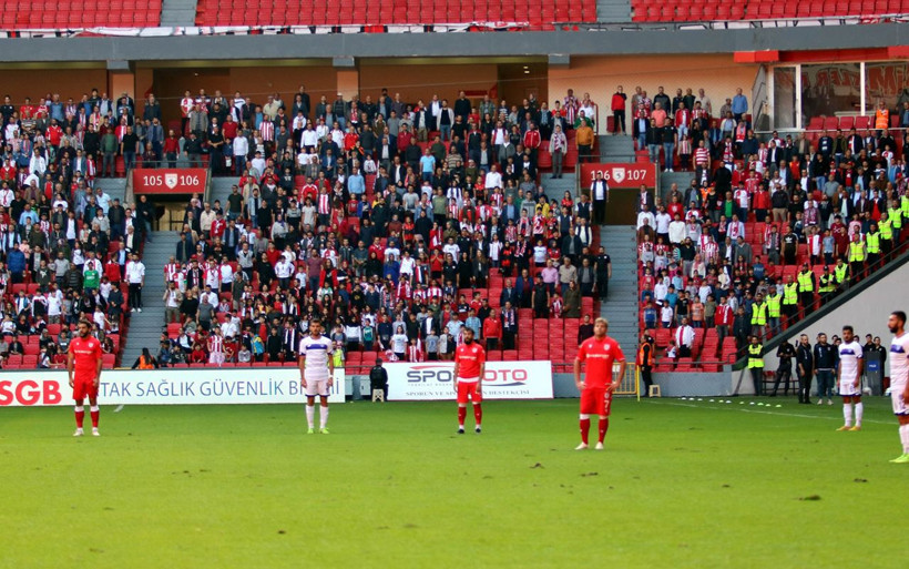Futbolcular maç oynanırken 1 dakikalık saygı duruşunda bulundu - Resim: 3