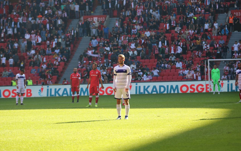 Futbolcular maç oynanırken 1 dakikalık saygı duruşunda bulundu - Resim: 4