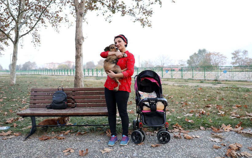 Görenler deli sanıyor! Bebek arabasıyla köpeğini gezdirmesinin bir sebebi var - Resim: 1