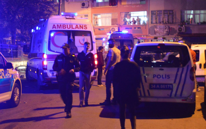 İstanbul Beyoğlu'nda baba oğul kavgasında polis de yaralandı - Resim: 1