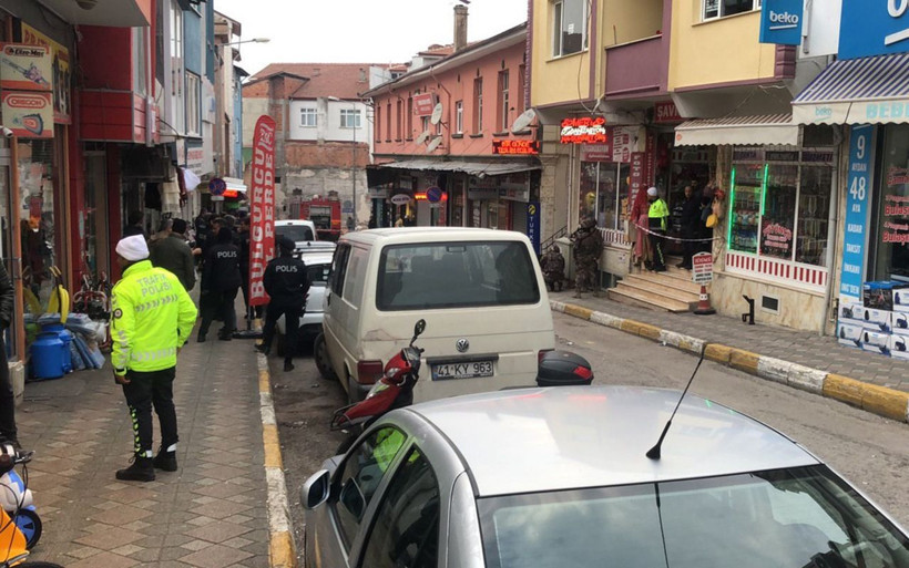 Kocaeli'de iş yerini basan silahlı şüpheliyi polis ikna etti - Resim: 2