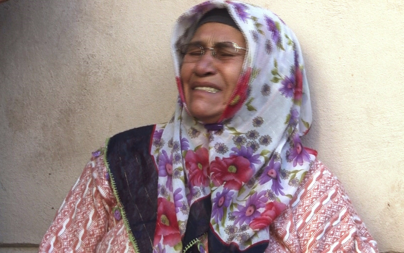 HDP'li vekiller binaya geldi acılı anneler çıldırdı! Önce terlik sonra kürsü fırlattılar - Resim: 4