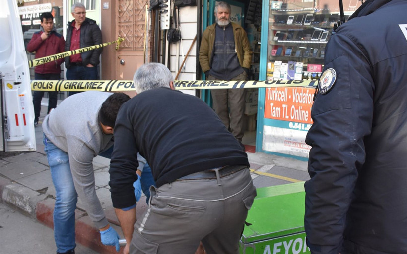 Afyonkarahisar'da evdeki çuvalda çürümüş erkek cesedi bulundu - Resim: 4