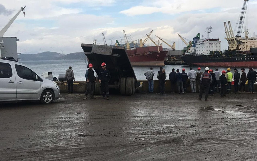 İzmir'de hurda yüklü TIR yoldan çıktı 1 ölü - Resim: 1
