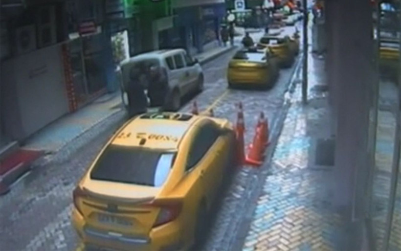 Elazığ'da bir kişi ikinci kattan taksinin üzerine düştü - Resim: 1