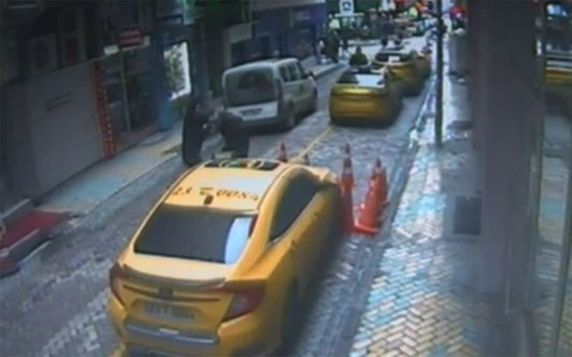 Elazığ'da bir kişi ikinci kattan taksinin üzerine düştü - Resim: 2