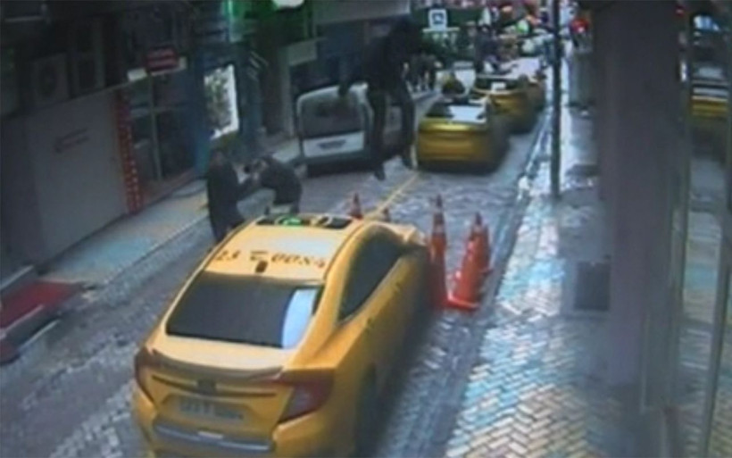 Elazığ'da bir kişi ikinci kattan taksinin üzerine düştü - Resim: 3